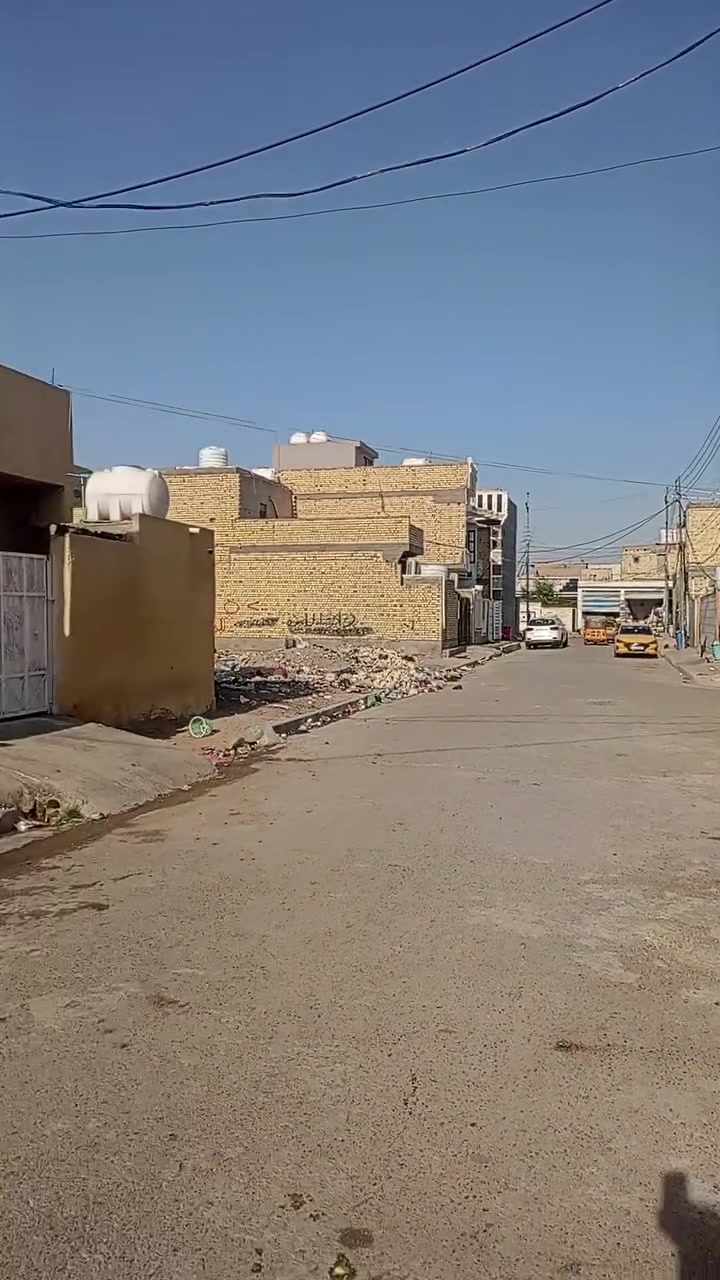 سلام عليكم بيت للبيع في جسر ديالى القديم شارع المخازن قرب بانزين خانه الجديده 
بيت طابو صرف الواجهيه 7.5ونزال 20 
البيت عليه سكان 
 الستفتار ***********
