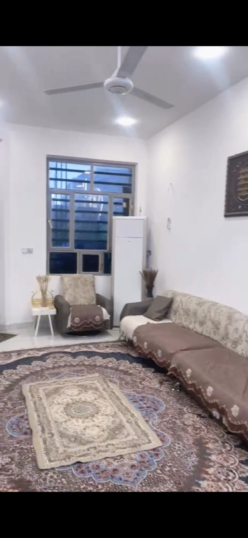  سلام عليكم بيت للبيع بناء حديث سنة 2025 بغداد المحمودية حي المهندسين الشارع الاول زراعي سند 25 اقرار محكمة مساحة 150م يحتوي الدار على مطبخ حار و بارد .. صالة استقبال غرفتين نوم صحيات خارجية وداخلية للاستفسار وتساب ***********