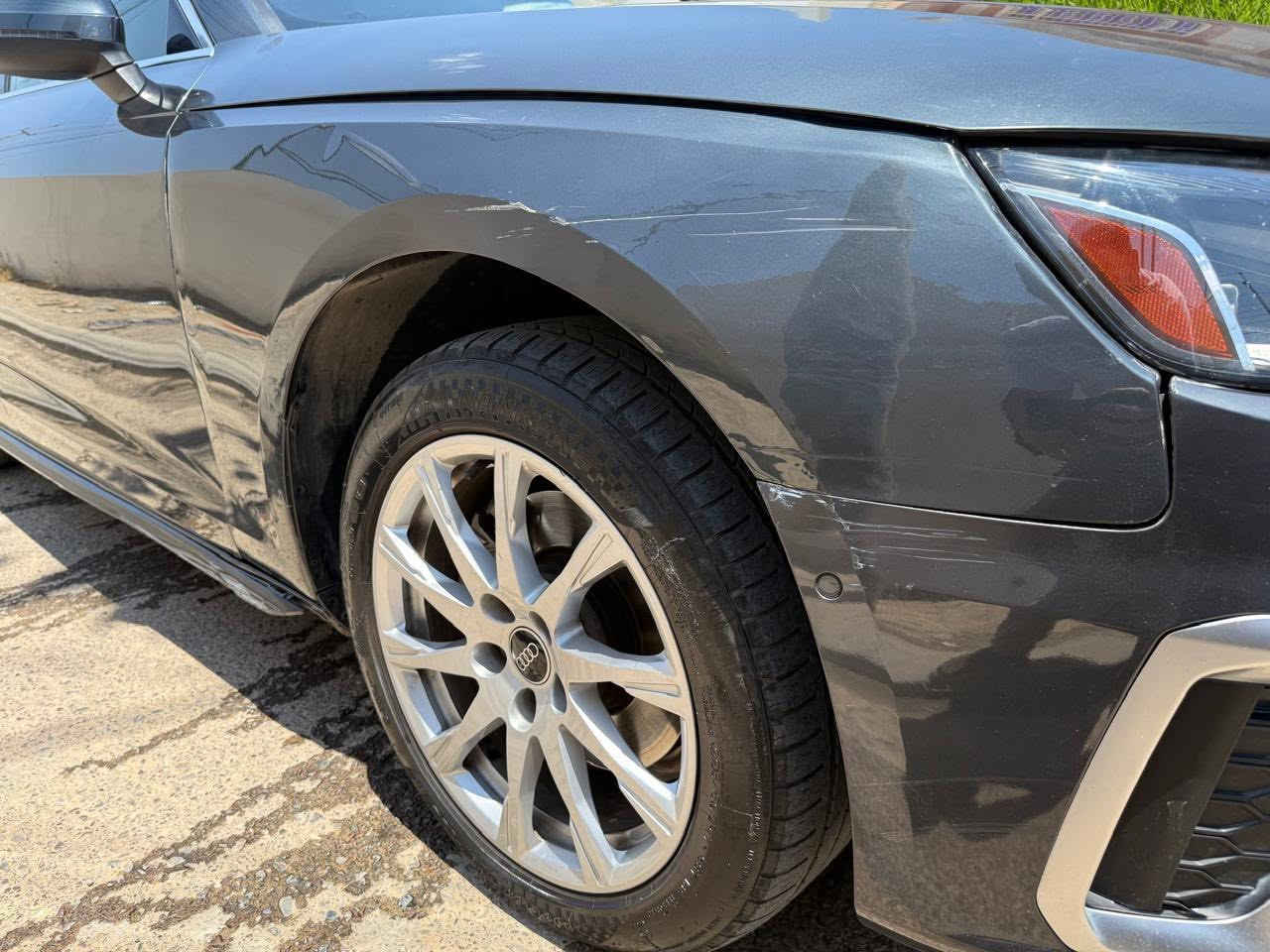 للبيع 2022 Audi A4 45 TFSI Quattro
* المحرك: 2.0 TFSI تيربو 4 سلندر
* القوة: 261 حصان
* ناقل الحركة: S tronic أوتوماتيك 7 سرعات
* نظام الدفع: Quattro رباعي
* تسارع 0-100 كم/س: 5.8 ثانية تقريباً
* فتحة سقف كهربائية
* كاميرات أمامية وخلفية
* حساسات أمامية وخلفية
* شاشة معلومات وترفيه كبيرة
‏* Apple CarPlay و Android Auto
* تشغيل بصمة وستارت/ستوب
* مثبت سرعة
* مقاعد جلد
* تكييف أوتوماتيك ثنائي المناطق
* إضاءة LED أمامية وخلفية
* مرايا كهربائية مع طي كهربائي
* جنوط ألمنيوم رياضية
* نظام مانع انزلاق وثبات إلكتروني
* وسائد هوائية متعددة
* نظام مراقبة ضغط الإطارات

السيارة بحالة ممتازة، محرك وگير وشاصي بحالة جيدة، جاهزة للفحص.
عدد الكيلومترات: (50 الف)
اللون:(اسمنتي)
السعر:(180 ورقه)

الاضرار:
جامغ ايمن معدل بارد
وجاملغ ايسر بي طعجة معدلة والشخوط مصبوغه

موقع السياره اربيل 
الرقم:***********
