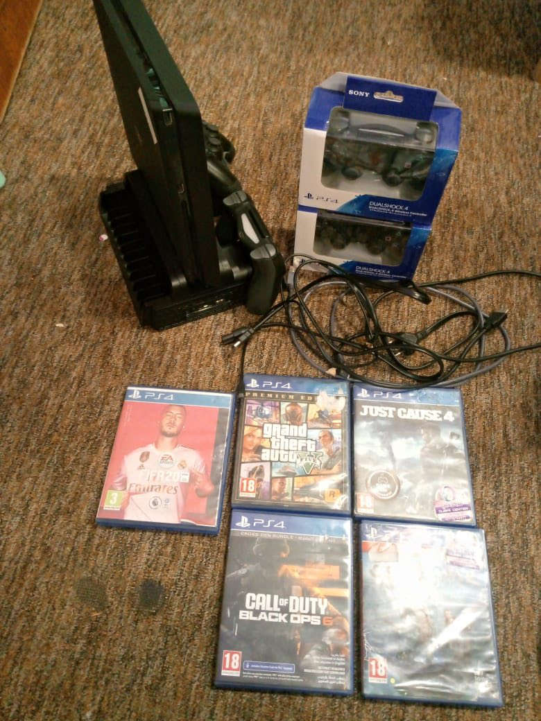 السلام عليكم بلي فور اخو الجديد مصار شهرين من اخذته مال بيت كامل ملحقاته ويا اقراص عدد ٥ براد وشاحن بنفس الوقت يدات عدد ٤ ثنين بل كارتون مامستغدمات رايده مراوس بدراجه كون نظيفه متواجد ع فيس *********** وات ساب سكن بغداد الشرطه الرابعه
