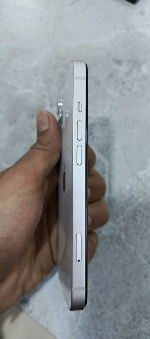 السلام عليكم 
13 عادي ابيض للبيع

ذاكره 128 
بطاريه 84 بلادي  تك سيم

وتر بروف نضافه 90/100
السعر 430 وبي مجال
مكاني موصل ايسر ***********
