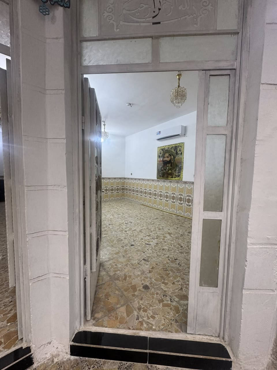 السلام عليكم للبيع بيت مساحه ١٤٤ ثالث قطعه عن شارع العام قطاع ٢٦ سنة البناء ٢٠١٨ الطابق الاول استقبال ومطبخ كبير وصاله وغرفتين وملحقاتهه ومنور وترك الطابق الثاني اربع غرف نوم وصاله وملحقاتهه وبلكونه الطابق الثالث بيتونه كبيره وسطح عدد ثنين الاتصال على الرقم ***********
