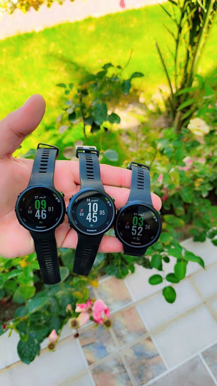 #ساعة Garmin Forerunner 45 هي ساعة رياضية ذكية مخصصة بشكل أساسي للمبتدئين والهواة في رياضة الجري. إليك أبرز مواصفاتها الأساسية:
#ساعة Garmin Forerunner 45 هي ساعة رياضية ذكية مخصصة بشكل أساسي للمبتدئين والهواة في رياضة الجري. إليك أبرز مواصفاتها الأساسية:
التصميم والشاشة

الشاشة: بمقاس 1.04 بوصة بدقة \(208 \times 208\) بكسل، وهي شاشة (MIP) ملونة واضحة جداً تحت أشعة الشمس المباشرة.

الوزن: خفيفة الوزن ومريحة جداً أثناء الركض (حوالي 36 جراماً).

الهيكل والسوار: هيكل من البوليمر المدعم بالألياف مع سوار سيليكون مريح ومقاوم للتعرق.

المستشعرات والتتبع الرياضي

تحديد المواقع: نظام GPS مدمج دقيق للغاية، يدعم أنظمة (GPS, GLONASS, Galileo) لتتبع المسافات والمسارات بدقة [1.1.1، 1.3.2].

النبض: مستشعر ضربات القلب من المعصم (Garmin Elevate) يعمل على مدار الساعة.

تتبع اللياقة: حساب الخطوات اليومية، السعرات الحرارية المحروقة، ومراقبة جودة النوم.

ميزة Body Battery: مقياس خاص من Garmin يوضح مستويات طاقة جسمك على مدار اليوم لتحديد أفضل أوقات التمرين والراحة.

البطارية والمقاومة

عمر البطارية:

حتى 7 أيام في وضع الساعة الذكية العادي 

حتى 13 ساعة عند تشغيل نظام الـ GPS باستمرار 

مقاومة الماء: مقاومة للماء حتى عمق 50 متراً (5 ATM)، مما يجعلها مناسبة للاستحمام والمطر (لكنها لا تدعم تتبع رياضة السباحة في هذا الموديل).

الميزات الذكية والسلامة

الإشعارات: استقبال التنبيهات، الرسائل، والمكالمات الواردة من الهاتف الذكي (آيفون وأندرويد) [1.3.3، 1.3.6].

التحكم بالموسيقى: يمكنك التحكم في الموسيقى المشغلة على هاتفك من خلال الساعة.

ميزة السلامة والتتبع: تكتشف الساعة السقوط أو الحوادث المفاجئة أثناء التمارين وتقوم بإرسال موقعك الحالي فوراً إلى جهات الاتصال الطارئة المحددة في هاتفك.

🌹 تدعم خرائط 

🌹تدعم اللغة العربية 

🌹تدعم شعارات الاتصال والرسائل 

🌹السعر 100 الف مع الشاحنه القطع جديده كلش 

🌹ضمان شهرين لكل قطعه
:
:


**إذا كنت صاحب هذا الإعلان وتريد حذفه لأي سبب، رجاءا أرسل رسالة إلى الدعم الفني**