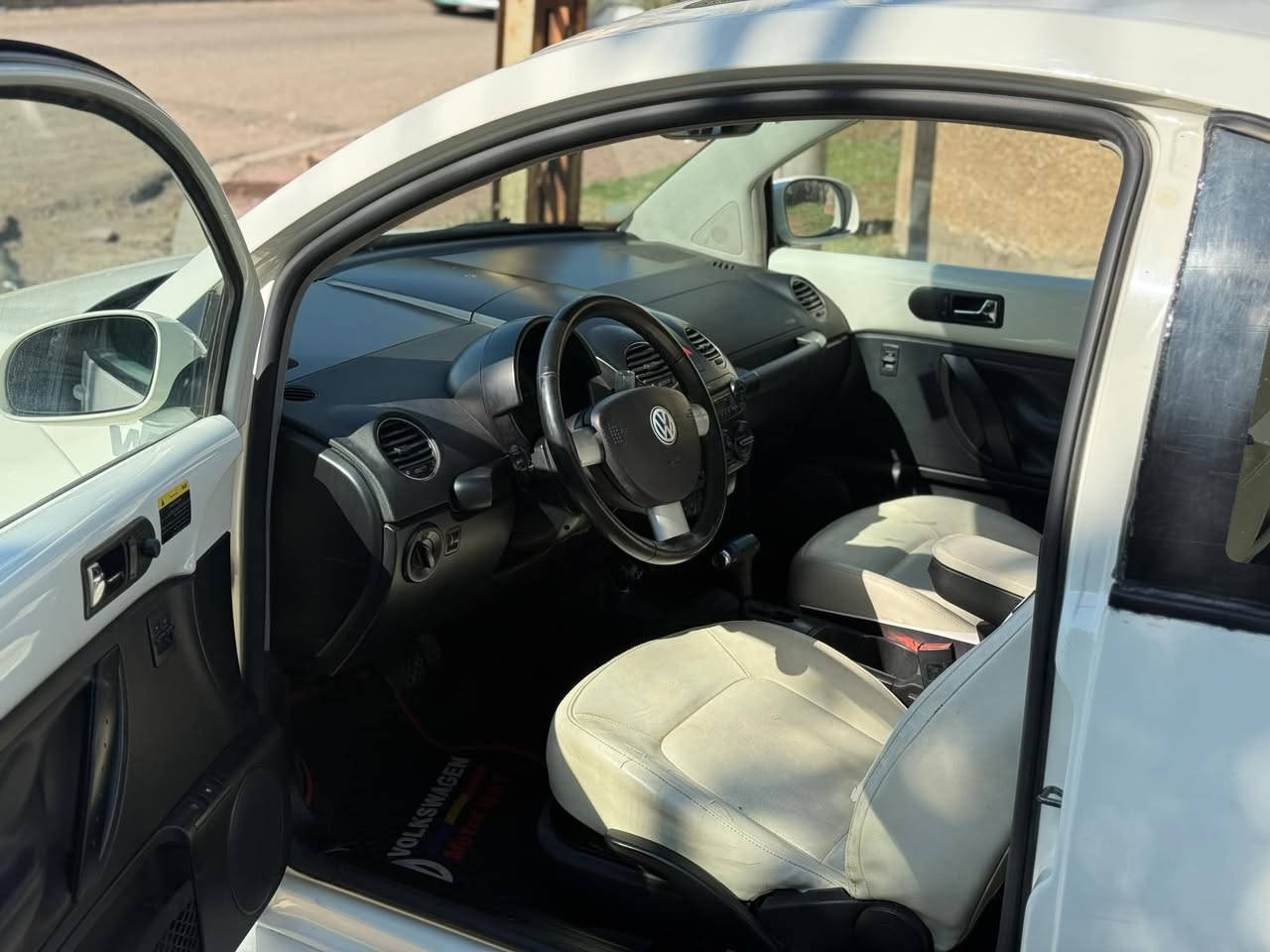 بيتل موديل 2008 رقم بغداد دولي باسمي حادث جاملغ وشويه بالبنيد محرك جديد ماشي 60 السياره ماناقصه اي شي سعرها 88 بيها مجال بسيط الشراي يتصل ***********
