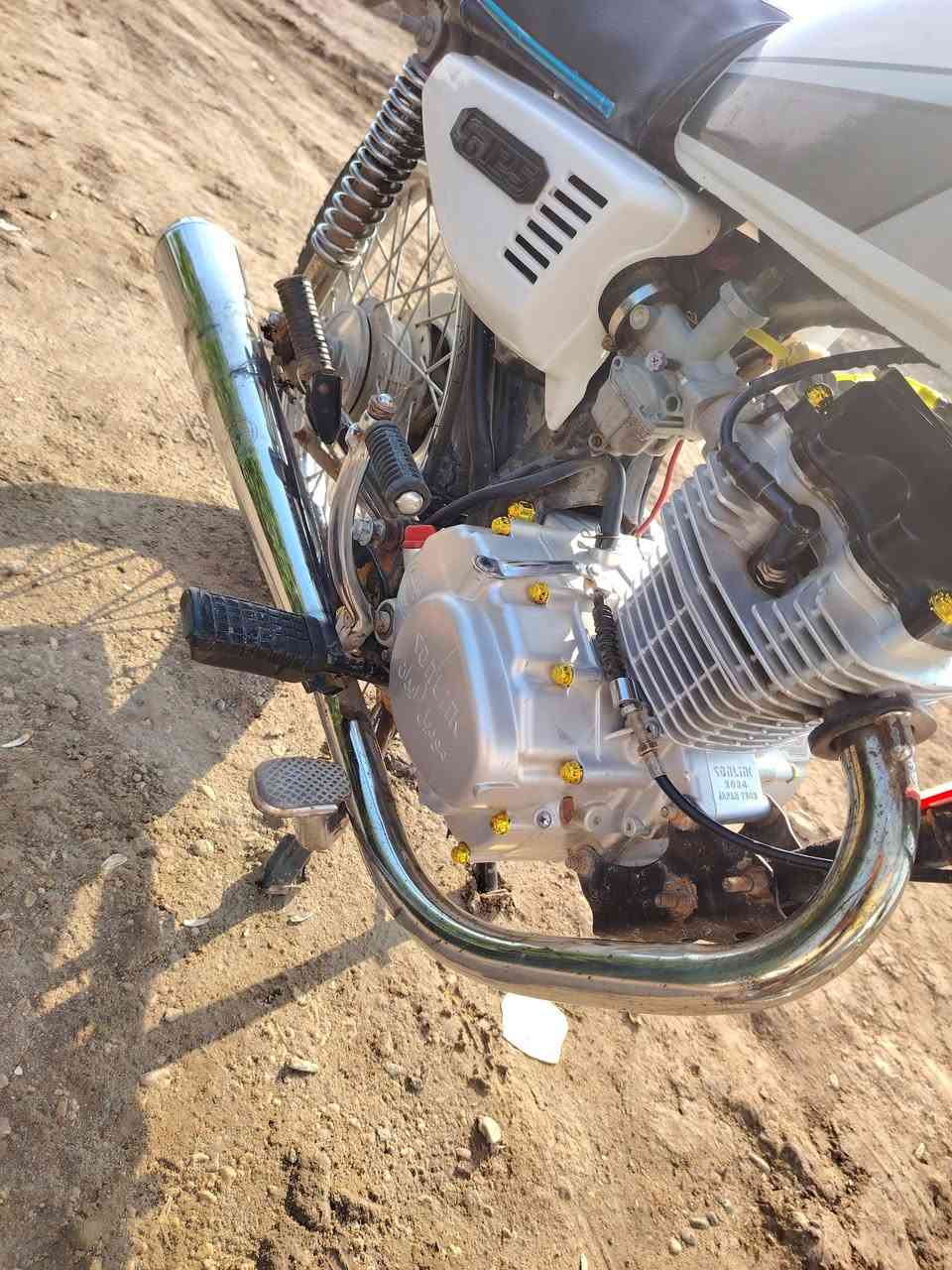 السلام عليكم دراجه للبيع كلك كلك محرك موديل 24 تايگر  والشاصي نامه 17 دراجه احله من الصوره السعر 425 وبيه مجال مو شراي لا تكسر بالسعر اتصال على الرقم *********** موجود خاص
