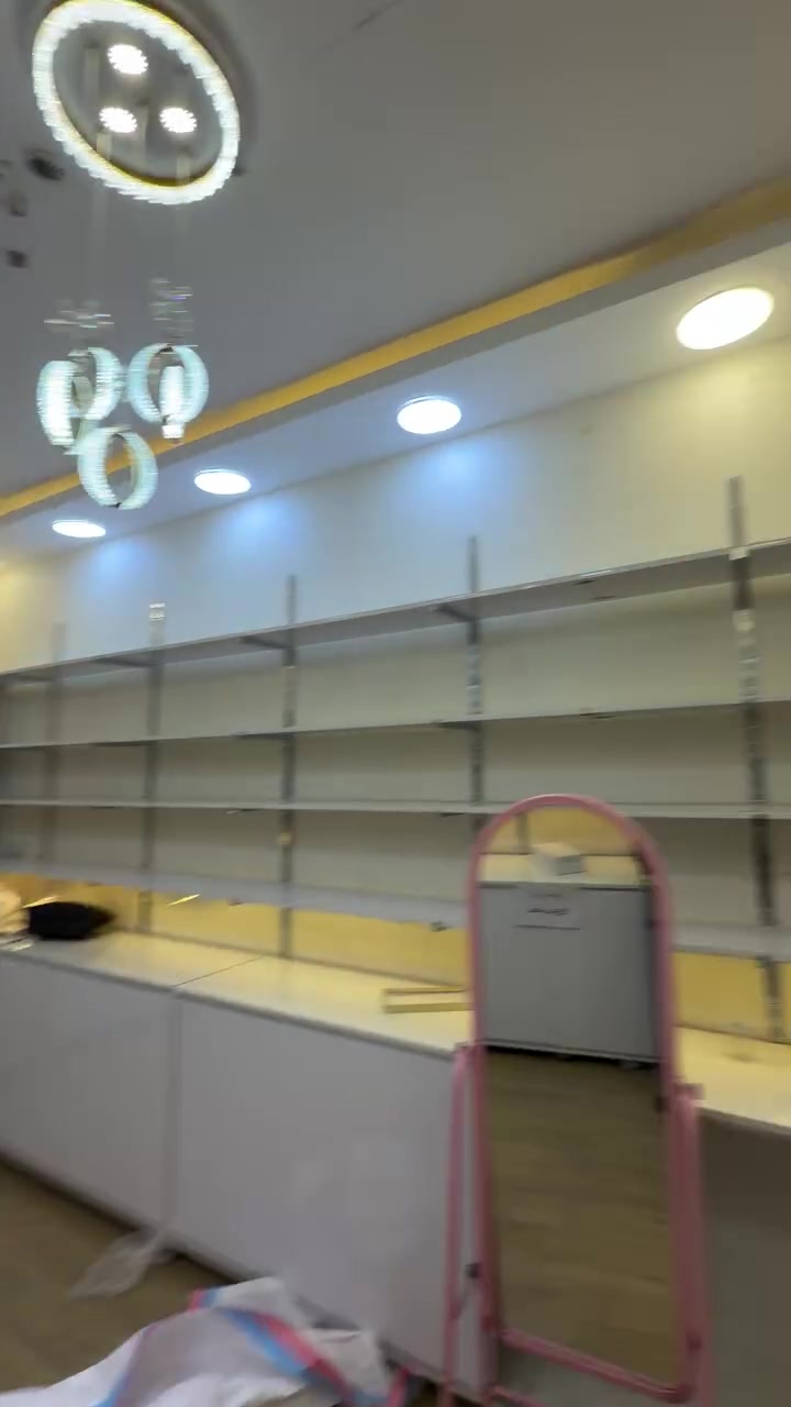 سلام عليكم
رفوف مال محل للبيع  بحالة جيدة 
اي ضرر ما بيهن نضيفات مكان الدورة واكو توصيل. 
***********
