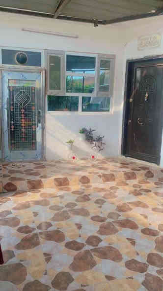 السلام عليكم دار زراعي للبيع مساحه 180 متر منطقه تسعين خلف حسينيه قمر بني هاشم يحتوي على
كراج سياره
حديقه
استقبال
وصاله
غرفه نوم
غرفه اطفال 
صحيات داخليه وخارجيه شرقي وغربي
مخزن
مطبخ
غرفه سندويج بنل بلسطح 4\3
السعر 65 للاستفسار ***********
