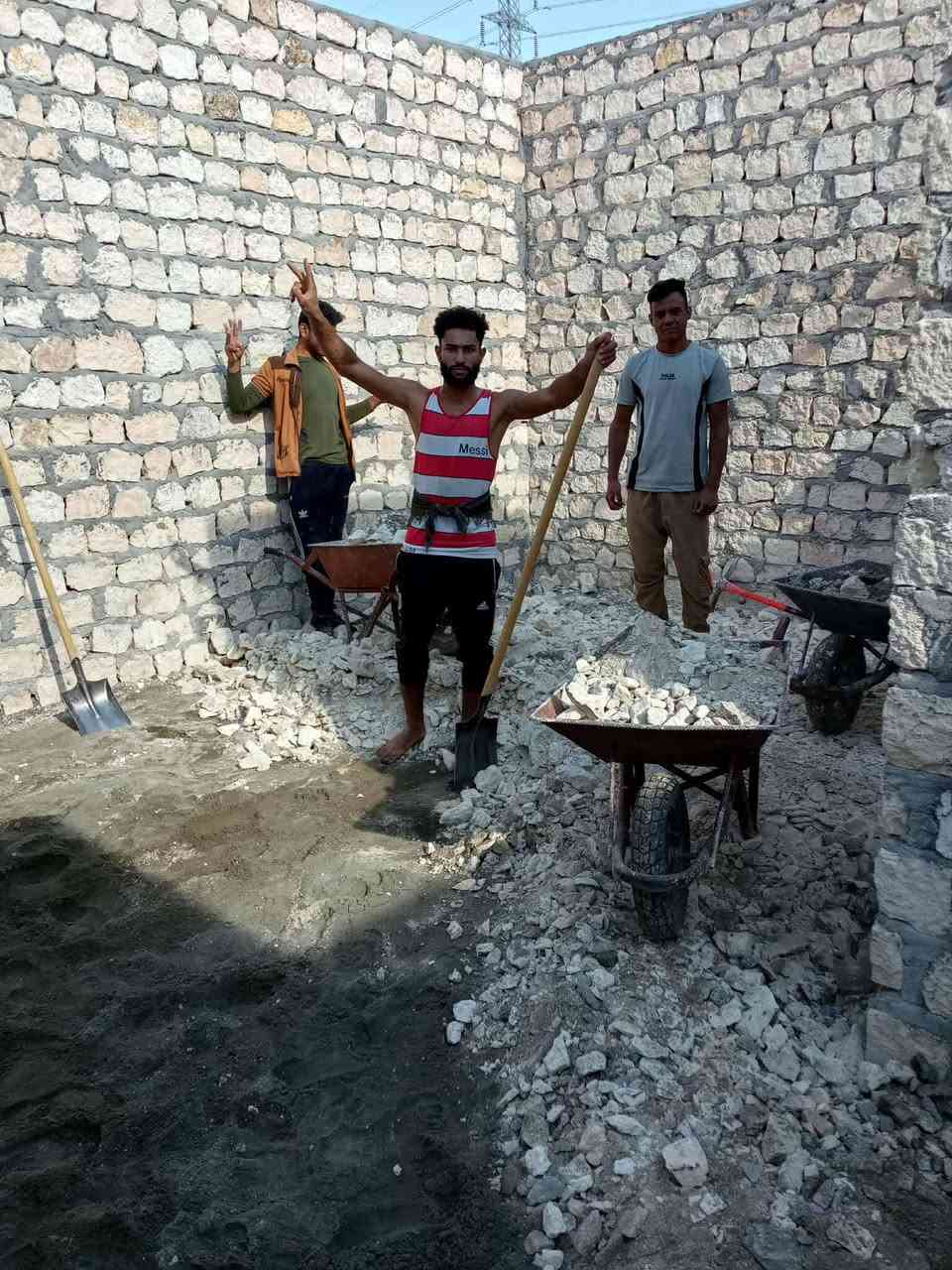 سلام عليكم  / يوجد كادر عمل جاهز/ تصعيد مواد/ تنضيف بيوت/ تفليش/ تكشيط/ تنضيف حدائق/ دفن نهري  / شقلنه ليل ونهار   /ومعداتنه جاهز/ ماعليك بس تصال على رقم  /***********
