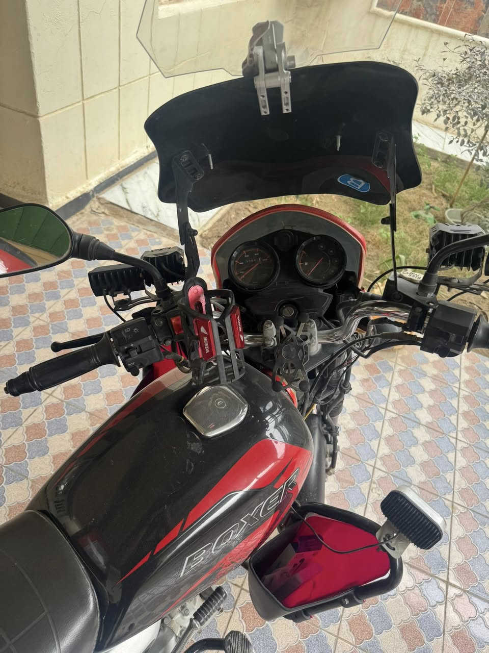 السلام عليكم بوسكر جبلي مرقم للبيع فقط رقم وسنويه باسمي تحويل ثاني يوم موديل 2020 الدراجه نضيفه حيل مثل ما موضح بالصوره عليها تزويد لايت زنون سعره 30الف ولدات وعدسات اماميه ولدات خلفيه وجنط صفح وصندوق دلفري بريك امامي وخلفي دسك الدراجه نضيفه حيل ما مشتغله دلفري بس شهر واحد سعرها مليون و800 وبيها مجال للشراي مكانها بالديوانيه مركز *********** بيع مستعجل
