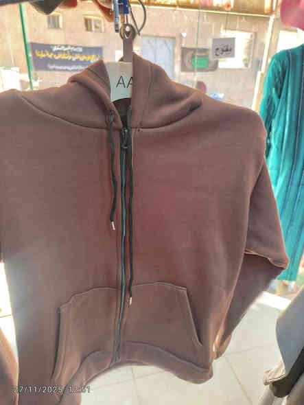 محل ملابس نسائية وأطفال للبيع
الموقع شارع الجنابات بضاعه حلوه وايجارة مناسب
امانة الله ورسوله المحل شغال وعليه رجل بس محد متفرغله 
للاستفسار *********** / ***********
