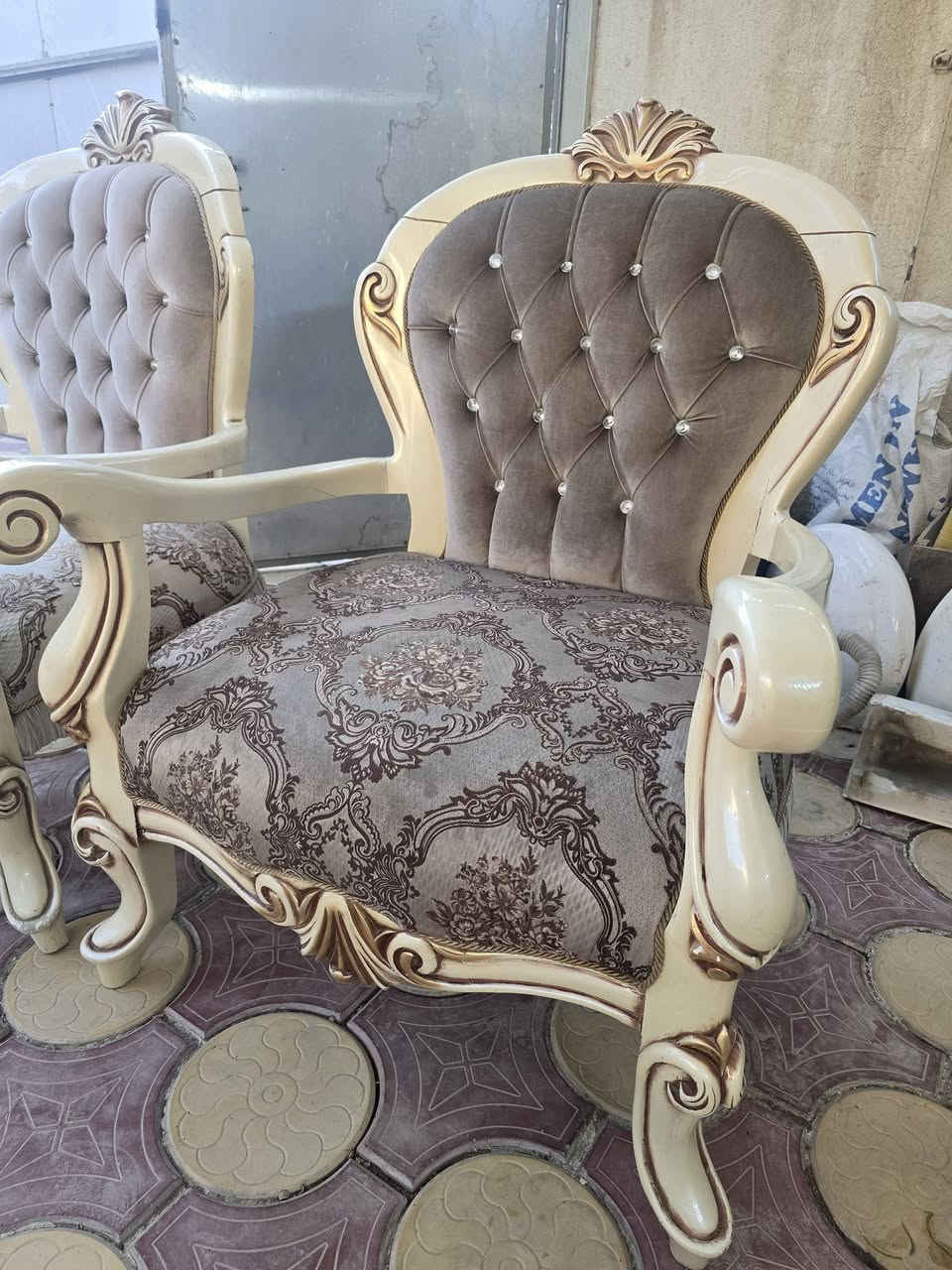 السلام عليكم 

تخم مستخدم للبيع تركي رئاسي ثقيل ٦ قطع
 ثنين قنفات و ٤ كراسي وكوشات مالاته مثل ما مبين بالصور مكاني بغداد الرصافه عارضه ب مليون و٢٠٠ 
للاستفسار اكثر واتساب ***********
