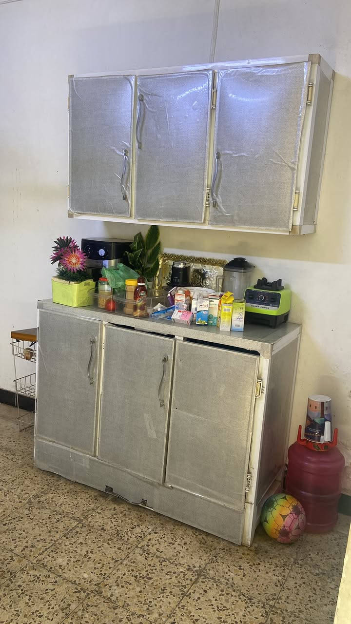 غراض بيت للبيع كلمن وسعره 
مكانهن بالحريه
***********
