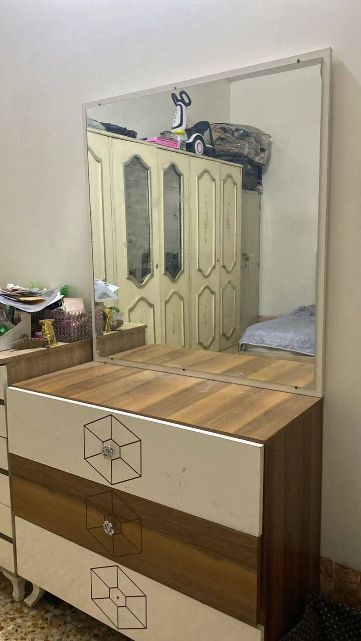 غراض نضيفه كلش سبلت ٢طنً ميديا سعر ٣٠٠ شغال تخم ١٠مقاعد ب٢٢٥/ تركي / ميز بلازما ٥٠/غرفه مع ملحقاتها ب٤٠٠ مع غرفة نوم اطفال ***********
