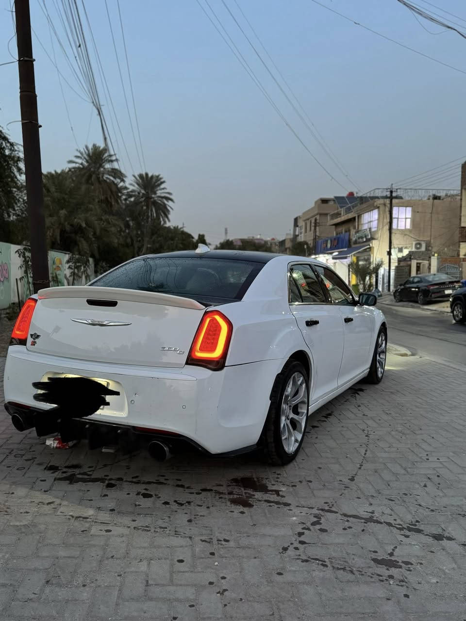 كرايسلر 300c بلاتينوم ليكجري سيريس
فول للأخير 
قياده ذاتيه
نضام تحديد المسار التفاعلي
نضام كروز كنترول التفاعلي (مثبت سرعه )
نضام مانع الاصتدام 
حساس امامي خلفي 
رادار امامي وجانبي 
عدسات LED
‏LED داخلي متغير 64لون
كشنات ودشبول جلد ابيض واسود 
تدفئة وتبريد الكشنات 
اكواب ثلاجه تسخين وتبريد 
بانوراما 
مكينه 3.6 V6
فلتر شوته K&N (ينغسل)
ويل 20 عنكبوت كروم 
اشاره بل مري الجانبيه 
كامره دواره 
شاشه ابل كار بلي & اندرويد اوتو 
نضام الصوت هارمن كاردن ( نفسه الي مستخدم بسيارت المارسيدس والبي ام 
نضام تعتيم المرأة 
كير S مو L وشفتات ستيرن 
نضام SPORT 
حادثها كما موضح بلصور 
البيبان مبدلات نفس اللون
وبيهم بارد 
تصليح الامارات 
السياره موديل ٢٠١٧
مرمز ٢٠٢٠
بغداد مشروع وطني تداور باي مكان 
(السياره بدون ايرباك )
الرقم  ***********
بغداد حي الجامعه
