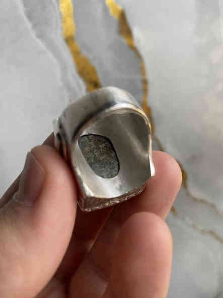 سلام عليكم خاتم فيروز نيشابوري الحجر من ايران جايبه والصياغه على ايدي طول الحجر 2 سم ونص والعرض 2 سم قياس الخاتم (23) للبيع مكاني بغداد لا يوجد توصيل ***********
