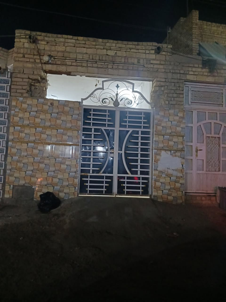 سلام عليكم بيت لبيع المساحه 110 الموقع عبجيه شارع 20 طابق واحد يحتوي عله غرفه نوم وصاله وديوانيه ومطبخ وحمام ومنور الرقم ***********
