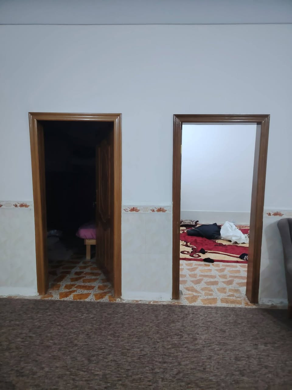 السلام عليكم 
بيت طابو صرف للبيع مساحة ٢٥٠م بصف الركن بالحكم قرب مدرسة 🏫 كندي من جهة ل٣٦
ط١ غرفتين وصالة ومطبخ وبراني وصحيات داخليه وخارجيه 
ط٢ غرفة كبيرة وصالة كبيرة وصحيات 
سنه البناء ٢٠١٤ ترميم قبل كم شهر بالكامل 
السعر  ١٨٠ مليون 
***********
