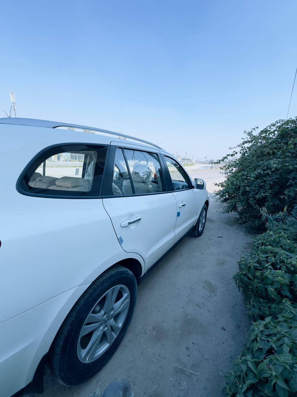 سيارة هونداي سنتافي موديل 2011 وارد خليجي.
سيارة كلش نظيفه ومال بيت و سونار موجود جديد .
السيارة كامل  مواصفات / دفع رباعي 4WD/ محرك 6 سلندر.3500
7 راكب .  
  كير اوتوماتيك بلادي. 
 محرك بلادي ما مفتوح. 
تدفئة وتبريد خلفي وامامي. 
بانوراما .فتحه في السقف .
قفل مركزي /شاشة ايباد كامل مواصفات. 
الجامات فل كهربائية/والمرايات الجانبيه ايظا كهربائية.
الكشنات مغلفة.
حساس خلفي .
كاميرة خلفيه
ثلاجة بلادي  في السياره. 
بصمة 
رقم اربيل جديد هزة وفحص جديد والتحويل اي يوم يعجبك.
السياره بأسم الوالد
السيارة ماشية 160 الف كم .
السعر   165 بيه مجال قليل
السياره موجودة في كربلاء الحسينية.
للإستفسار الاتصال بالرقم    ***********.
