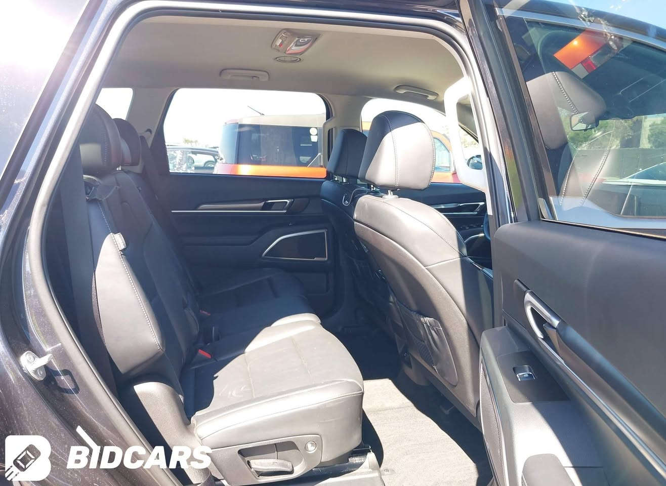 السلام عليكم 
تلورايد موديل 25 واصله بلعقبه مواصفات LX ماشيه 9000 
بس الجاملغ وبنيد ضربتها
 كارفاكس موجود فديو فتح الحاويه موجود 
السعر 175$ مطروح بلعقبه تفيد الي عنده كتاب
***********
***********
