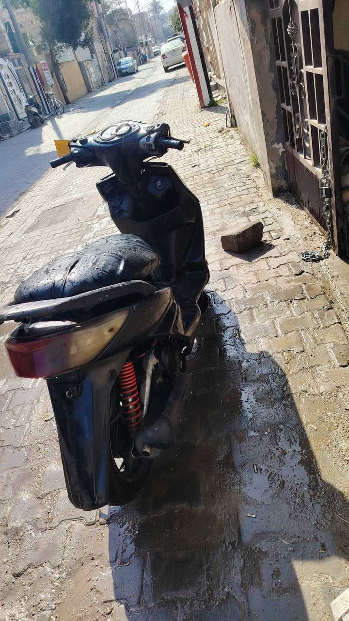 السلام عليكم من رخصه الادمن بسبب الوعود الكاذبه دراجه سكنس فحل شغاله نقص كابريتر فقط السعر 300 وبيه مجال مكاني الحريه الثانيه قرب المدارس
0 7 7 0 5 8 3 0 3 0 9
