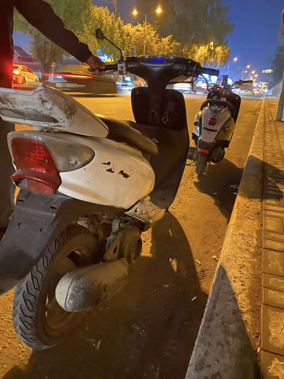 دراجه عصفوريه كلوب +اشاير يمنه يسره هورن سلف هندر شغاله نقصه بلك وباتري يعني ابيعه كوم حديد سعره 150 وبيه مجال للطيبين رقمي ***********موجود فقط واتساب
