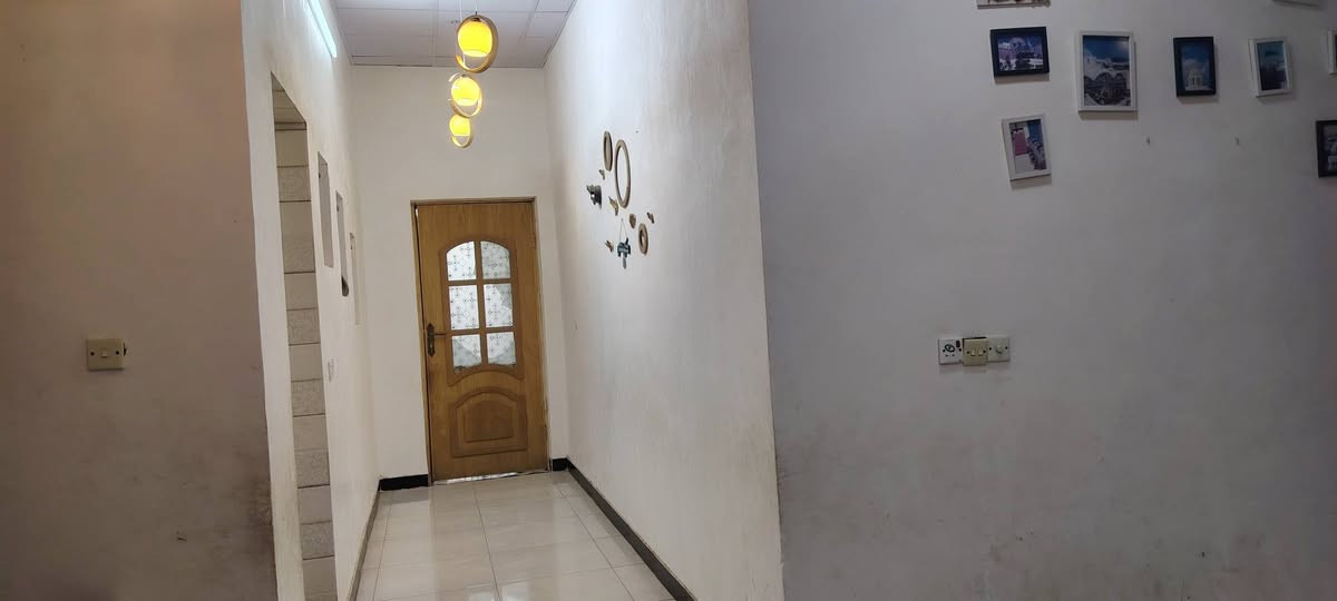 دار للبيع
مساحة 200  ، (الموقع الحولي مجمع حجي حسين نهاية شارع السياسيين ) بناء حديث 2021 وشغل كله درجه اولى ...
غرفتين نوم 4×5  وصاله واستقبال ومطبخ وصحيات داخليه وخارجيه الاتصال ***********
