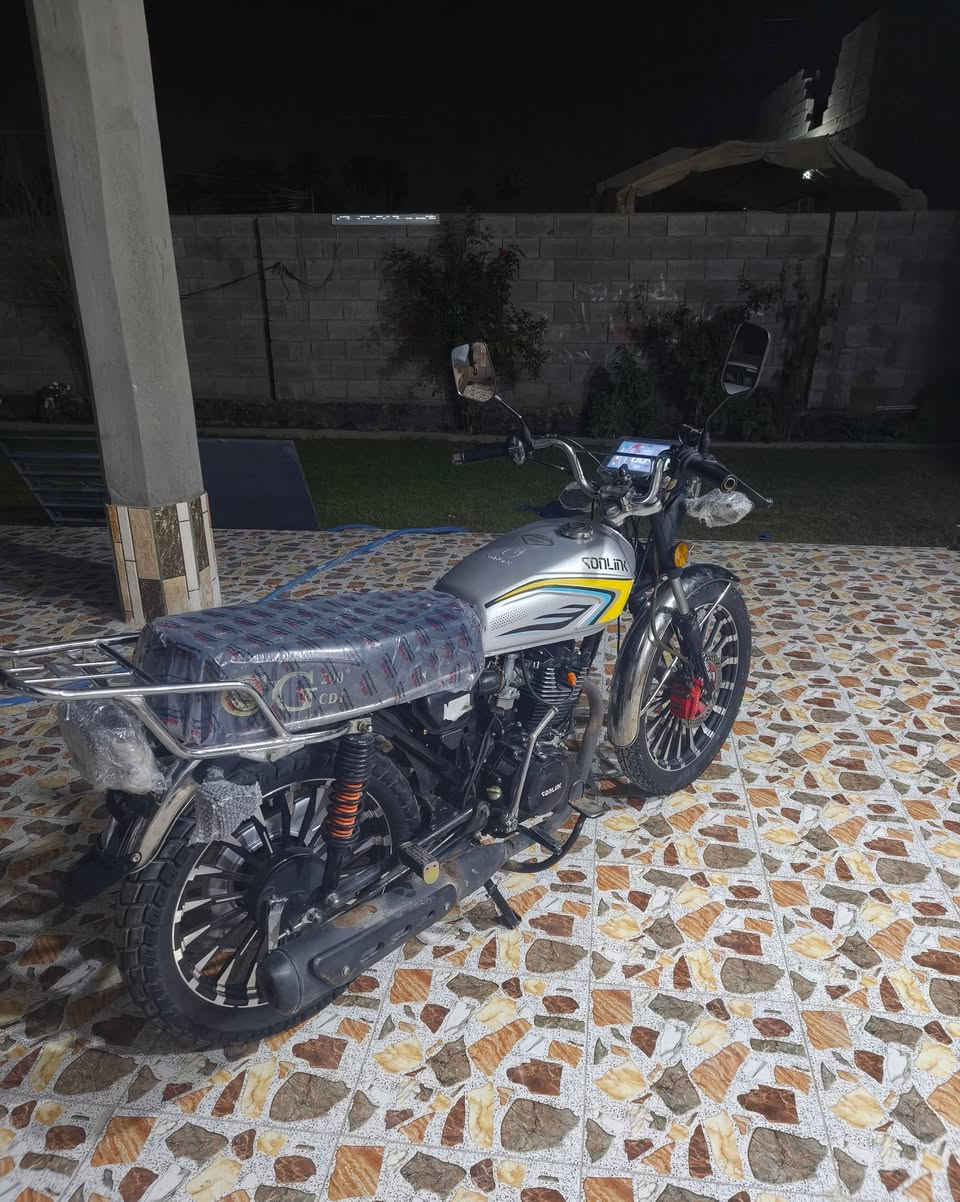 دراجه ايراني للبيع 
2025.اوراق كامله. 
نقصها صفاحيه يمنه .
مكاني جزيره البذياب. 
الدراجه نضافه فول تجي وتشوف بعينك .
السعر. 850.وبيها مجال شويه
للتفاصيل اكثر الاتصال. ***********
