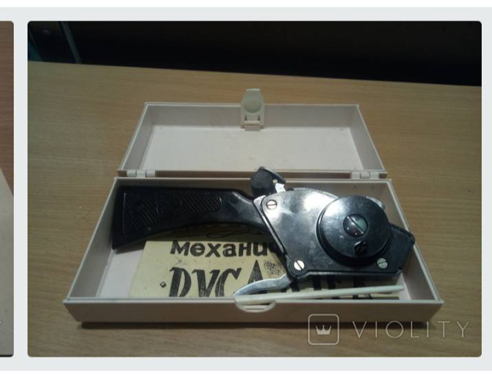 لعشاق الأنتيكات الروسية 
صنارة صيد عتيقة سوفيتية (حورية البحر ) 
كانت تستخدم لصيد السمك في الشتاء

متوفر قطعتين نفس اللون  فقط ، موضحة بالصور .
(سعر القطعتين معاً 85,000)