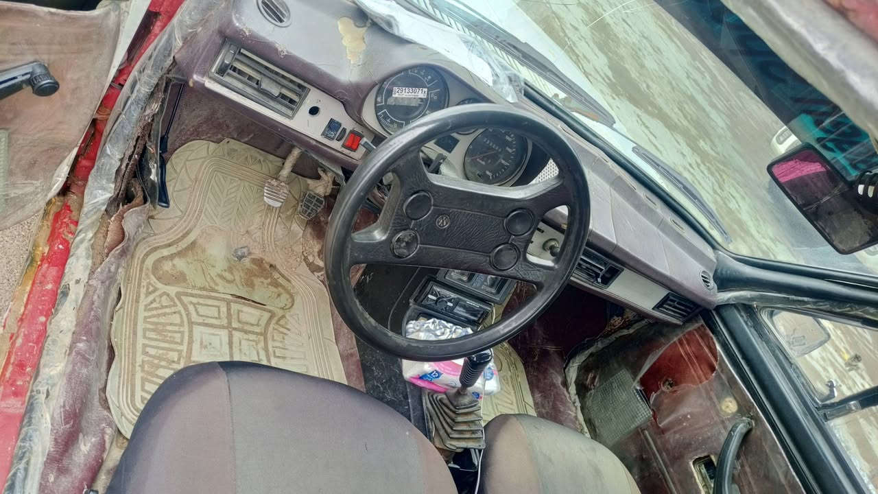 السلام عليكم سياره برازيلي موديل 83 للبيع شرط محرك وقير السعر عشر ورقات شرط التحويل100/***********
