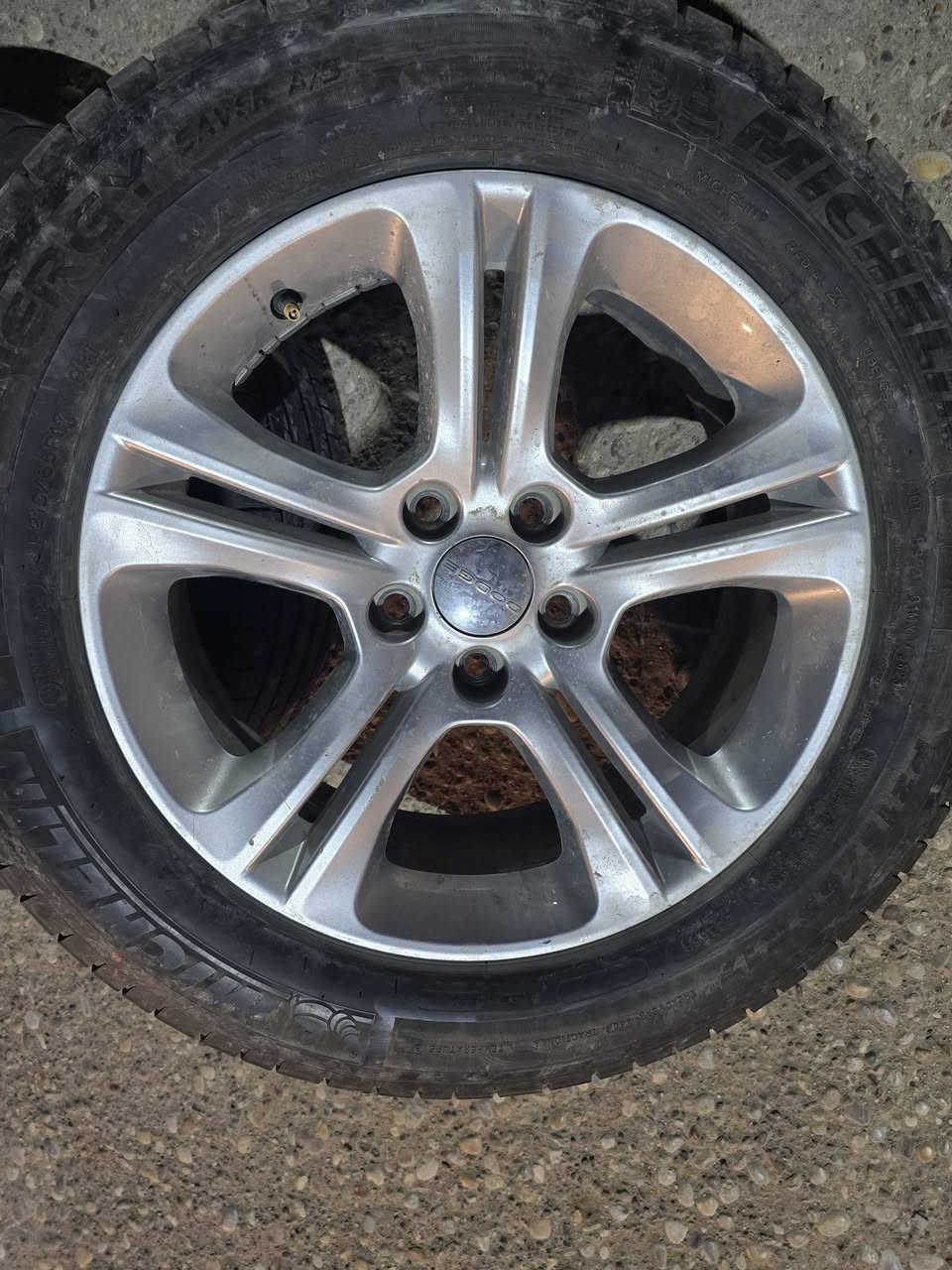 تخم ويل 17 مع تخم تاير مشلن انتاج 22 الويل مكفول من الفطر لحيم عواج السعر 300 الف قفل ***********
