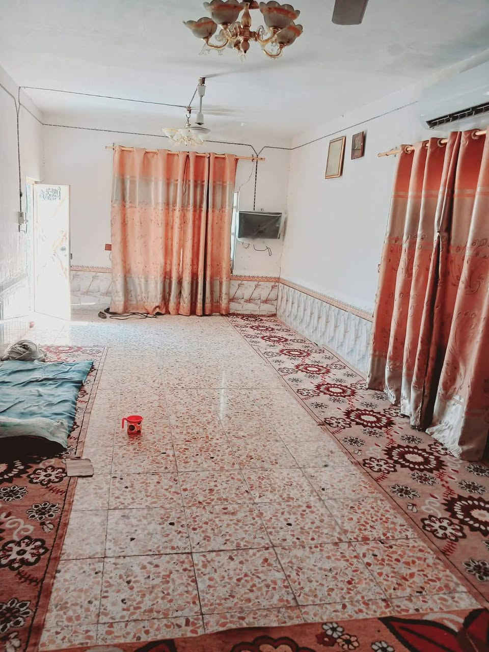 بيت للبيع المساحه 500 متر قرب ملعب السنبله اسم القرية العطاء علئ طريق الحمزه كافت الخدمات المحوله بالباب مدارس متوصطه وبتدايئه السعر 38 وبي مجال بسيط رقم الهاتف *********** غير متواجد ع الفيس
