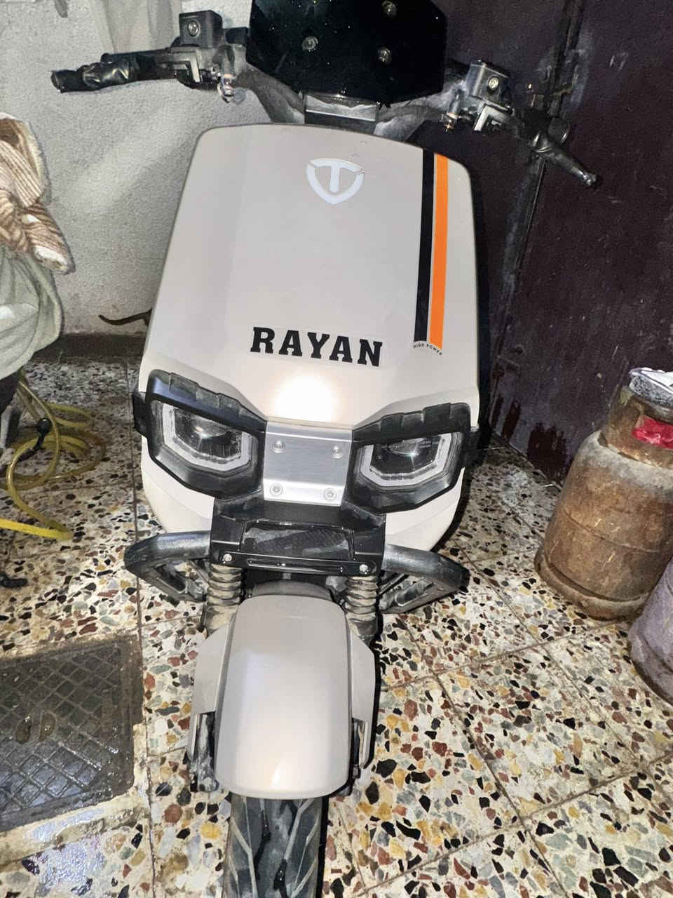 للبيع دراجة كهربائية RAYAN Wolf VIP موديل 2026
ها المواصفات:

RAYAN :الماركة •

Wolf VIP :الموديل •

• سنة الصنع: 2026

• اللون: بيج مع أسود

• إنارة LED أمامية مزدوجة بتصميم عصري.

• شاشة رقمية لعرض السرعة ومستوى البطارية.

• محرك كهربائي قوي مناسب للتنقل داخل المدينة.

• نظام تعليق أمامي لراحة أكبر أثناء القيادة.

• اقتصادية جداً في استهلاك الطاقة.

• تشغيل هادئ وسهولة في الاستخدام.

الدراجة بحالة ممتازة.

استخدام خفيف.

أوراق الشراء متوفرة.

٢ الموقع: بغداد - الدورة

§ السعر: ( 900الف)

مأ للاستفسار والتواصل: (***********)

تاريخ الشراء : 2026/2/1
