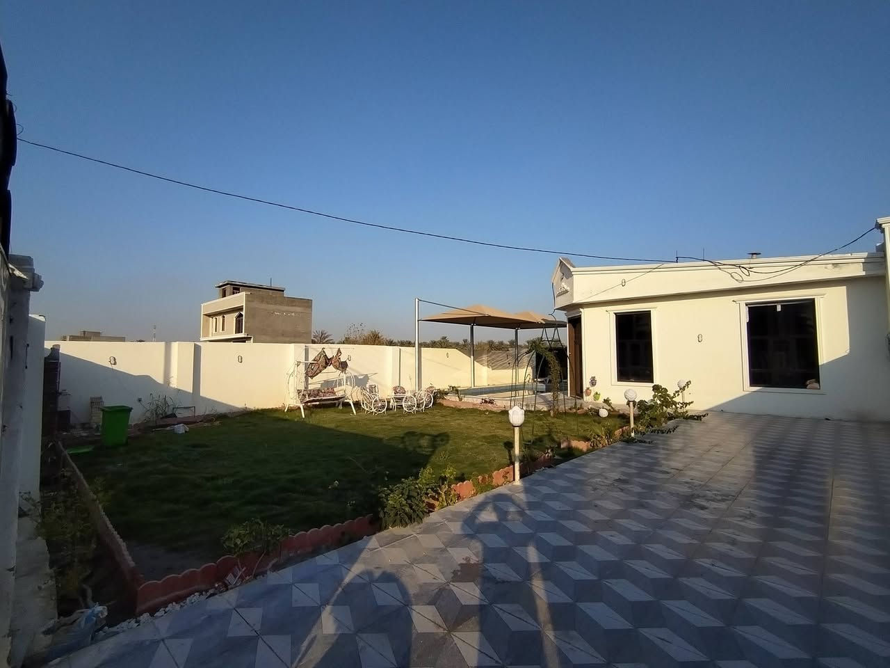 مرزعة للبيع المساحة ٥٠٠م الواجهة ١٦ونص ، نزال ٢٧ ، المزراعة تحتوي على مسبح + بيت بناءحديث يتكون غرفتين نوم  ومطبخ واستقبال وحمام، المزرعة تحتوي كراج وحديقة واسعة العنوان بغداد الدورة مدخل البوعيثه قرب مدرسة الاحرار للتواصل الاتصال على    هاتف*********** 
***********
