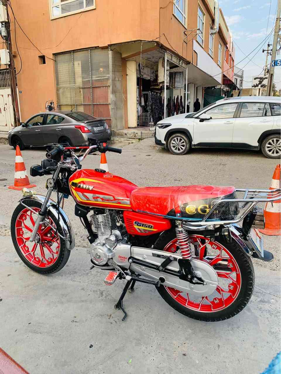 بەناوی خودای گەورە و میهرەبان      
ساڤین مۆدیل 2024 مەکینە 150  پێنج گێڕ ماشەڵای دەوێ لە خاوێنی  بێ عەیبە زۆر خاوێن مایتەوە 7.500 کم ڕۆیشتیە مەکینە نەکراوە بەشەرتی 10 وەستا برغی با نەدراوە بۆ سعریش 850 هەزار معامەلەکی برایانەشی تیدایە ژمارە تەلەفۆن 
0750 688 4058 أربيل, العراق
