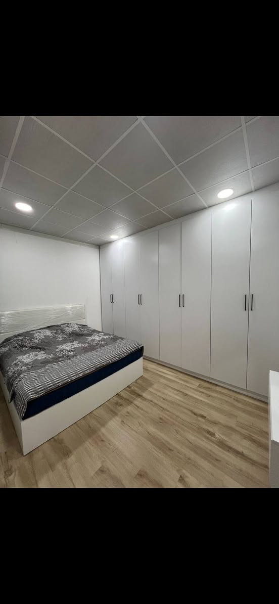 بسم الله رجعنا لكم بيد جديد 110 م. طابقهن معزول البيت الجديد قريب على المستلزمات اليومية خارطة البيت. يتكون من استقباله مطبخ، وغرفتين نوم كامل خدمات.
على حديقة اتجاه البيت شروق.
طاب ملك صرف. سعر البيت 9 دفاتر 25 ورقة وبمجال.
للاستفسار *********** السليمانية, العراق
