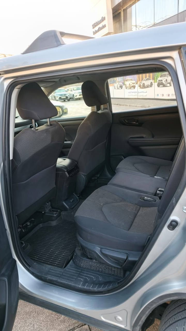 السلام عليكم
تيوتا هايلاندر موديل ٢٢ هايبرد محرك ٢٥٠٠ وارد امريكي 
رقم بغداد باسمي تحويل ثاني يوم

الفئه LE
٧ راكب 
المواصفات معروفه 
تحكم ستيرن 
تحكم اوتو جميع النوافذ
شاحن USB عده مخارج امامي وخلفي 
تبريد قطعتين امامي وخلفي 
ثلاث انضمه قياده ايكو وعادي واسبورت 
تحكم مري جانبيه
حساسات مري جانبيه 
دخول ذكي 
لايت زينون 
جنطه كهرباء 
وهواي مواصفات بعد السياره خير من الله مال بيت للجنايه ماشيه 25الف ميل قابل للزياده
الحادث  تبديل بنيد وتعديل خشم الشاصي 
بغداد /الدوره قرب جامعه دجله 

للاستفسار 
*********** واتساب 
***********
