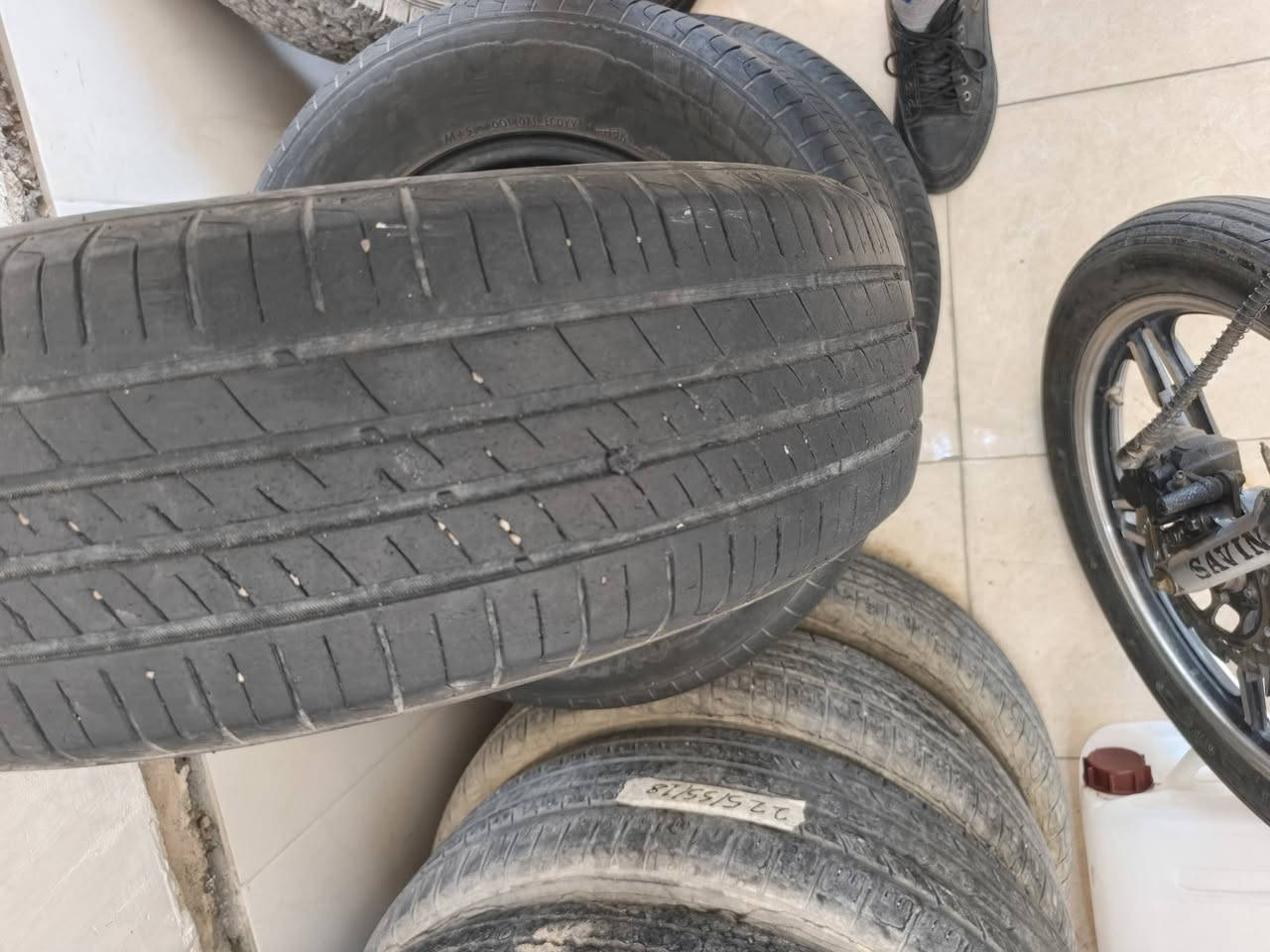 موجود تايرات نضيفات حيلل تخم كامل 
لحجم 185/70/14 
مكاني الرمادي 
تواصل علا هاذ لرقم ***********
