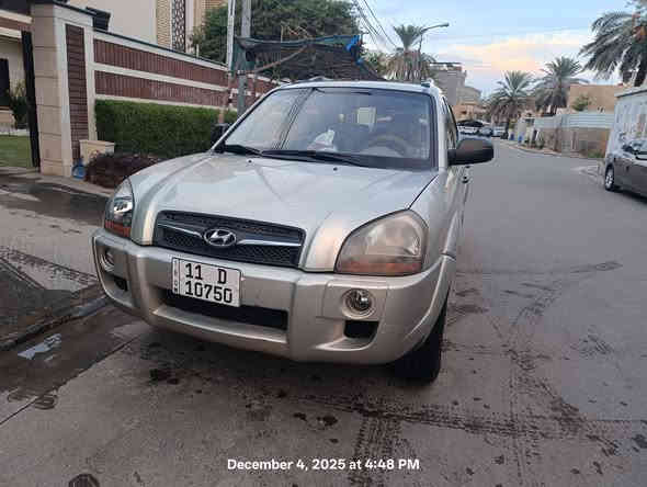 السلام عليكم
  للبيع توسان موديل 2009 لون شمباني محرك2000 دوش
 كير اوتو استلام الشركة العامة .
السيارة جديدة ماشية (20 الف) كيلو متر حقيقي و السيارة كلش نظيفة .
: مواصفاتهه 
فور ويل دكمة
سلايد
مري كهرباء
جامة السايق اوتو 
شادلهه حساس خلفي و لايتات زنون
مابيهه اي معجون و ما مبدلة بيهه ولا قطعة 
 بيهه شخوط بسيطة و مكحلة فقط موضحة بالصور.
سيارة مال جناي و ما متعوبة . كتلوكاتهه كاملة و سبيرهه منازل و بعدهه حته اللزكات مال شركة بيهه 
و تفويلهه سوبر فقط
تبريد ثلج
استعمال مال بيت قليل 
السعر (((135 ورقة)))  و بيهه مجال قليل للشراي
تحويل ثاني يوم 
 تعال و شوفهه و بيك خير و تدلل 
مكاني بغداد المنصور 
للتواصل خاص او عالرقم
***********
