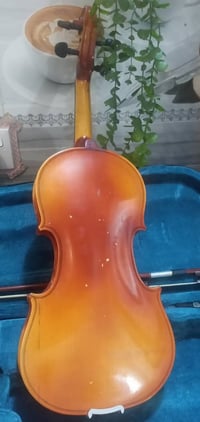 لعشاق الانتيكات كمان ماركة LARK عمره ٥٥ سنة في بغداد 07736585131