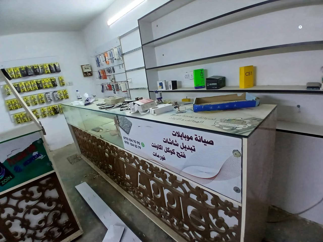 محل موبايل كامل للبيع ويا اكسسوارات(***********)(٤٠٠الف )بيها مجال
