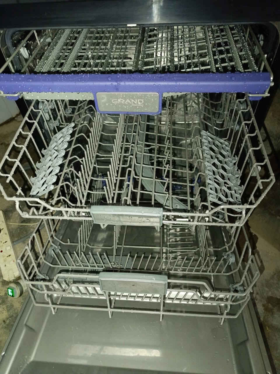 قاپشۆری گراندی ۱٤ نەفەری زۆر پاک و بێ عەیبو بێ کێشەیە مۆدیلی نوێیە و لەمسە و دەسکاری نەکراوە پارچەکانی ،زۆر کەم بەکار هاتووە و ۳ ڕەفەیە بەشەرت ئەیفرۆشم 
ژم:***********  viber&whatsapp
شوێن :سلێمانی 
نرخ: 180هەزار السليمانية, العراق
