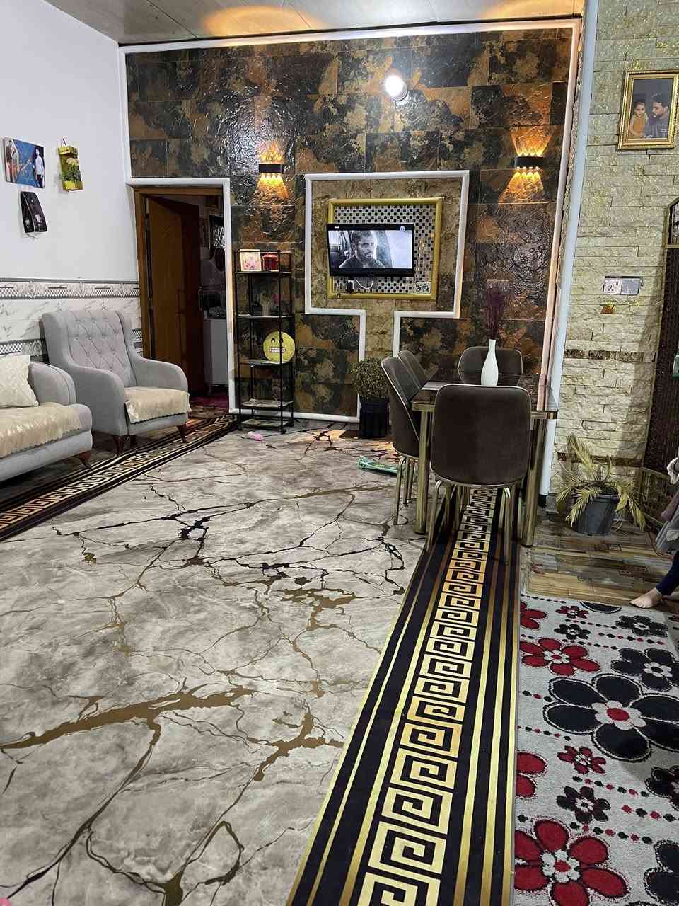 السلام عليكم بيت للبيع المساحه ١٢٥م يتكون من مضيف وهول و وغرفه ومطبخ وحمامات داخليه وخارجيه ومنور وطارمه  كل الخدمات متوفره حي رشيد قرب المولده الخاص مغلق غير متواجد ع الفيس هذا رقمي ***********
