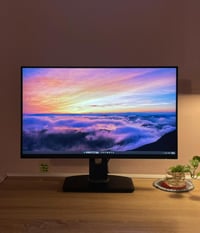 شاشة DELL دقة 2K للبيع بسعر مناسب جدًا  … النظافة : 99% ✨  مع ستاند مت...