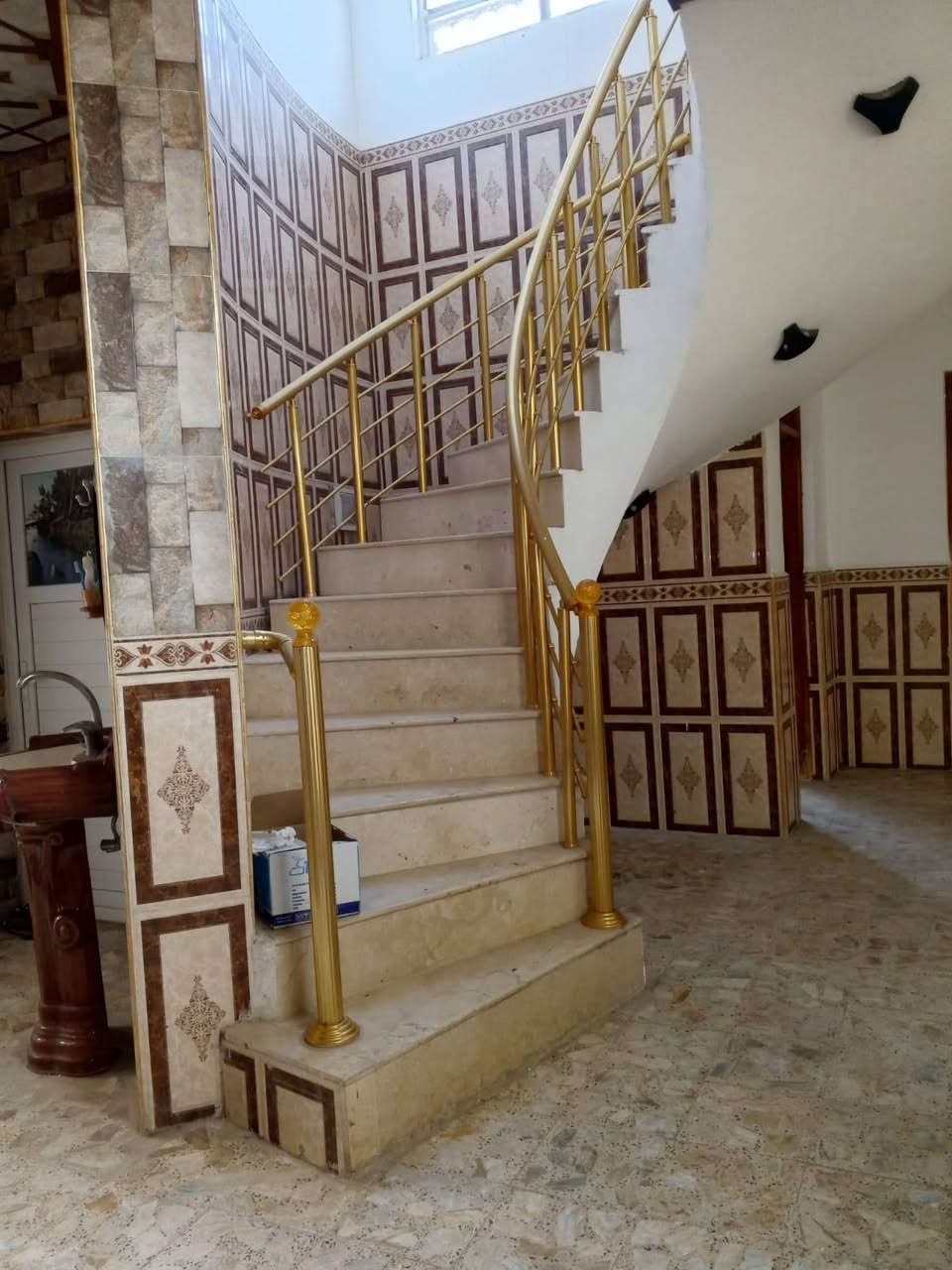 عروض #مكتب_الشكري_للعقار دار سكن 200م 
🌍 الموقع :النجف الاشرف_  الكوفه شارع المطار السايدين مقابيل اسواق ريحانه 
------------------------------------
🔳  دار زراعي سند 25 اصل كاع حسين الشبيلي 
🔳 المساحه 200م 
--------------------------------
🧾 تفاصيل البيت 🧾
غرفتين وصاله ومطبخ وتخاريج واستقبال صب كونكريت الأساس والسقف 
طابوك شغل جناي  درجة اول 
------------------------------
سعر البيع 110مليون وبي مجال  💷
☎️ للاستفسار 
واتساب ***********
***********
🛣️عنوان المكتب النجف الأشرف _ الكوفه شارع المطار السايدين مقابل جوهره العرب مباشرتٱ مكتب الشكري للعقار
 #الجميع
