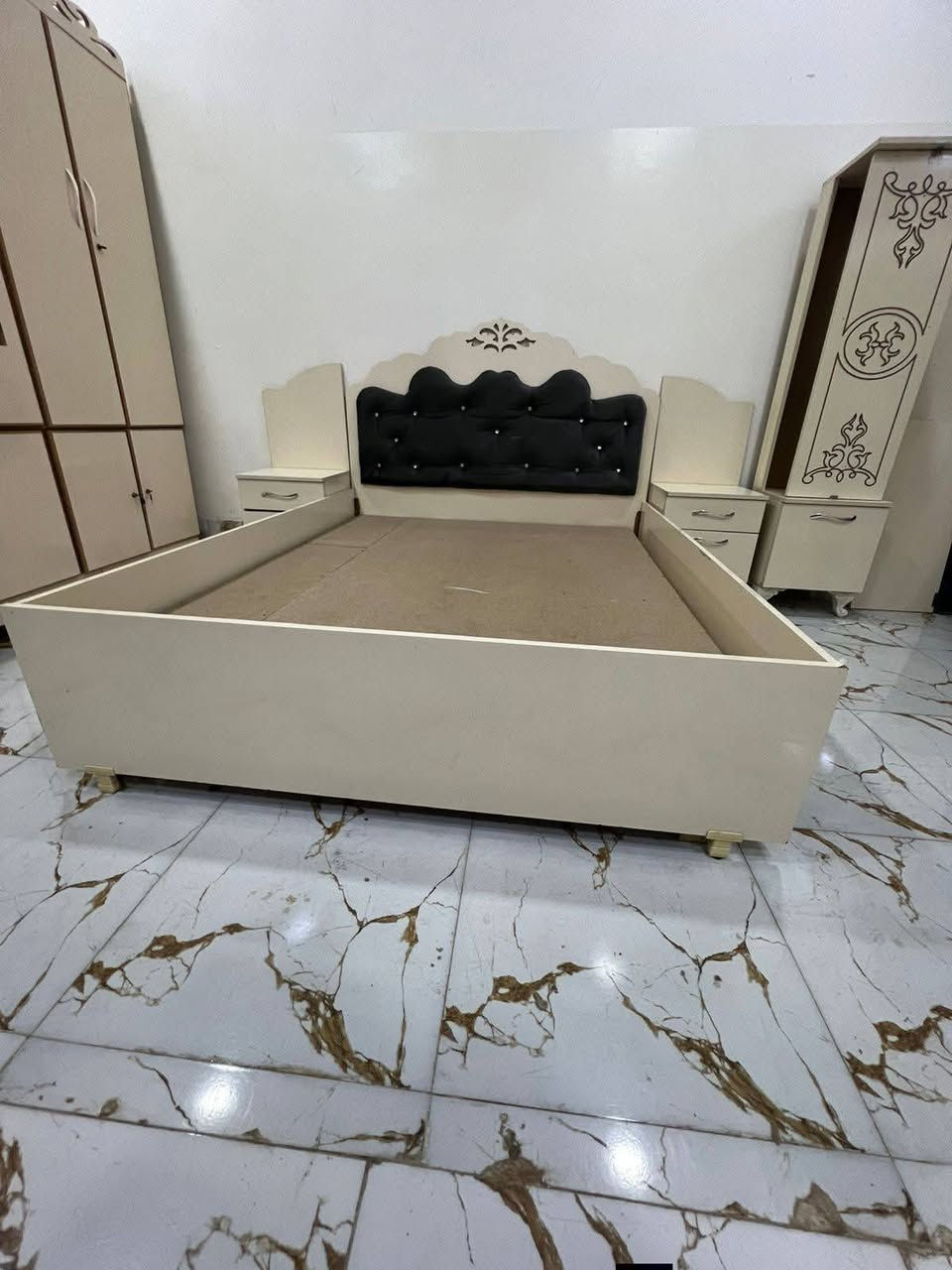 غرفة نوم 6قطع جديد MDF تفصال درجة اولى كنتور 2قطعتين منفصل قياس الكنتور طول 270سانتيم وارتفاع 230سانتيم سيسم نضام تخت منفصل اخو جديد مستخدم  السعر 450بي مجال بسيط للاستفسار*********** العنوان كركوك
