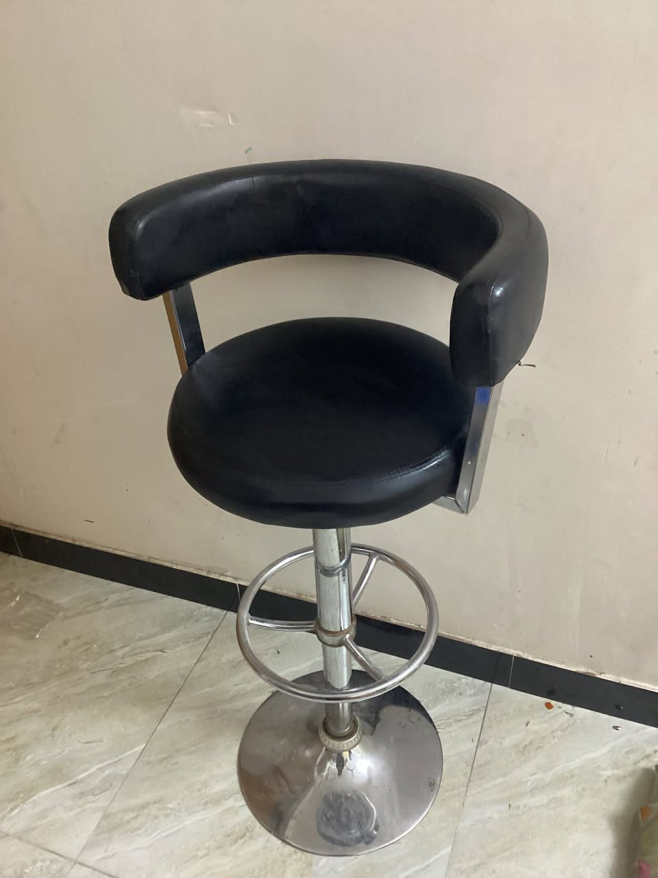 كرسي للبيع نظيف كلش السعر ٣٠ وبي مجال المكان بغداد الشعلة شارع ستين الرقم الهاتف ***********
