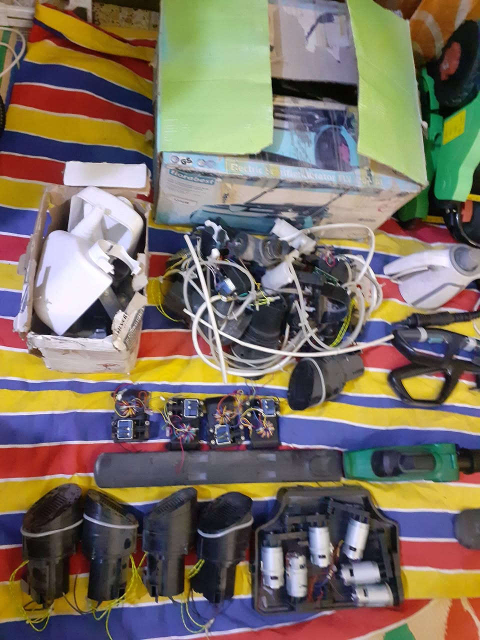 شلعه أغراض بيهن فحم ومستعمل  على ٢٠٠٠ القطعه العدد ٣٥ واكو نواعم ماحسبتهن للتواصل واتساب ***********
