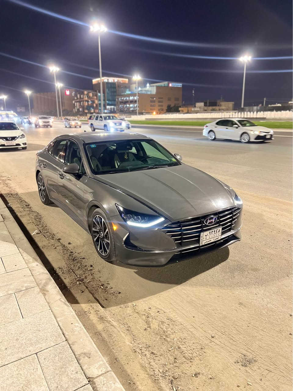 للبيع سوناتا 2023 • كفالة عامة • لون أسمنتي مميّز

سيارة نظيفة ومتعوب عليها، ما بيها ولا ضربة، فقط بيها تقرير غرق خفيف والباقي كله كفالة عامة من الدعامية للدعامية، يعني تمشي وتدعيلي.
السيارة ما تحتاج ولا دينار، ماشية 50 ألف فقط ومستخدمة استخدام راقي.

المواصفات:
 • مكينة 2500 GDI اقتصادية وقوية
 • ويل 170سبورت
 • نقطة عمياء
 • تحديد مسار
 • سايد بريك كهربائي
 • ستيرن كهربائي
 • مواصفات كاملة ما عدا الفتحة
 • رقم معوقين والمعوق موجود
 • وكالة كاملة موجودة
 • اللون أسمنتي مرغوب ومطلوب

السيارة كلش نظيفة ومحد راح يباوع عليها ويتركها، صراحة جاهزة للشراء بدون تفكير.

العنوان: البصرة – أبي الخصيب – حمدان – قرب جسر حمدان
للتواصل: *********** 
السعر 170 وبيها كلش قليل حك الجية ابو الخصيب, البصرة
