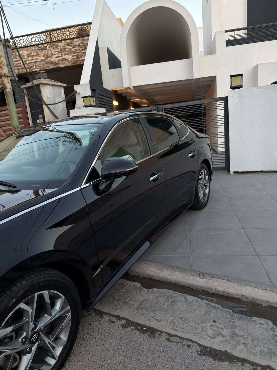 سلام عليكم
سوناتا فول مواصفات 
موديل 23

حجر بيئه بلادي 
 ترقيم +دخول جديد  (رقم اربيل وكاله او تحويل مضمون )

 لون اسود
حادث جاملغ امامي +ربع الباب بدون ابرباك بدون دواخل 
السياره فول مواصفات 

بانوراما 
[ بصمه تشغيل +ابواب +تشغيل عن بعد  ]
ثلاث انضمه قياده 
داخل ابيض 
سايد بريك بصمه 
[كشنات  كهرباء-تدفئة-  ]
شاشه  كبيره 
رادار( امامي_ خلفي _جانبي )
كاميرا دواره 
شاشه  كبيره 
شاشه الكتروني (ديجيتال )

مكاني بغداد  حي العدل 
السعر    183 بيها مجال بسيط  
***********
