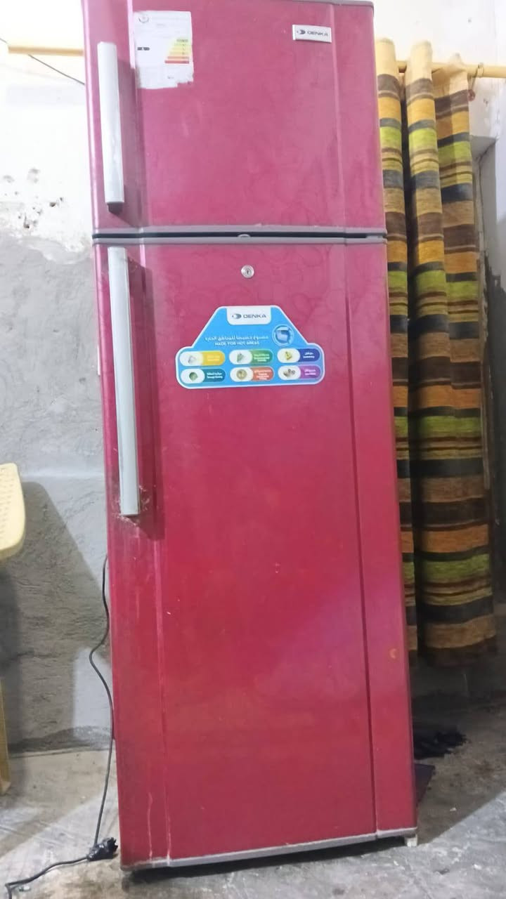 ثلاجة للبيع و بلازمة كلهن شغلات الي بصوره تجي جيكهن بيدك السعر 400 وبيهن مجال ***********
